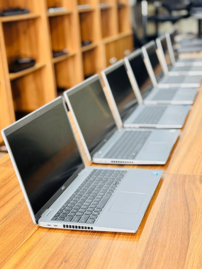 DELL Laptop Latitude 5520 9H83R Intel Core i5 11th Gen 1145G7 (2.60 GHz) 16 GB Memory 512 GB PCIe SSD Intel Iris Xe Graphics 15.6" FHD 1920 x 1080 Windows 10 Pro 64-bit - Image 3