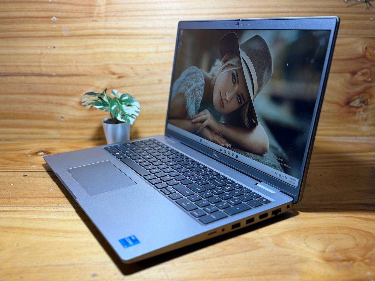 Dell Latitude 5520 Laptop | 15.6" 1920x1080 FHD | Core i5-1165G7-256GB SSD Hard Drive - 8GB RAM | 4 cores @ 4.7 GHz Win 11 Pro Silver - Image 3