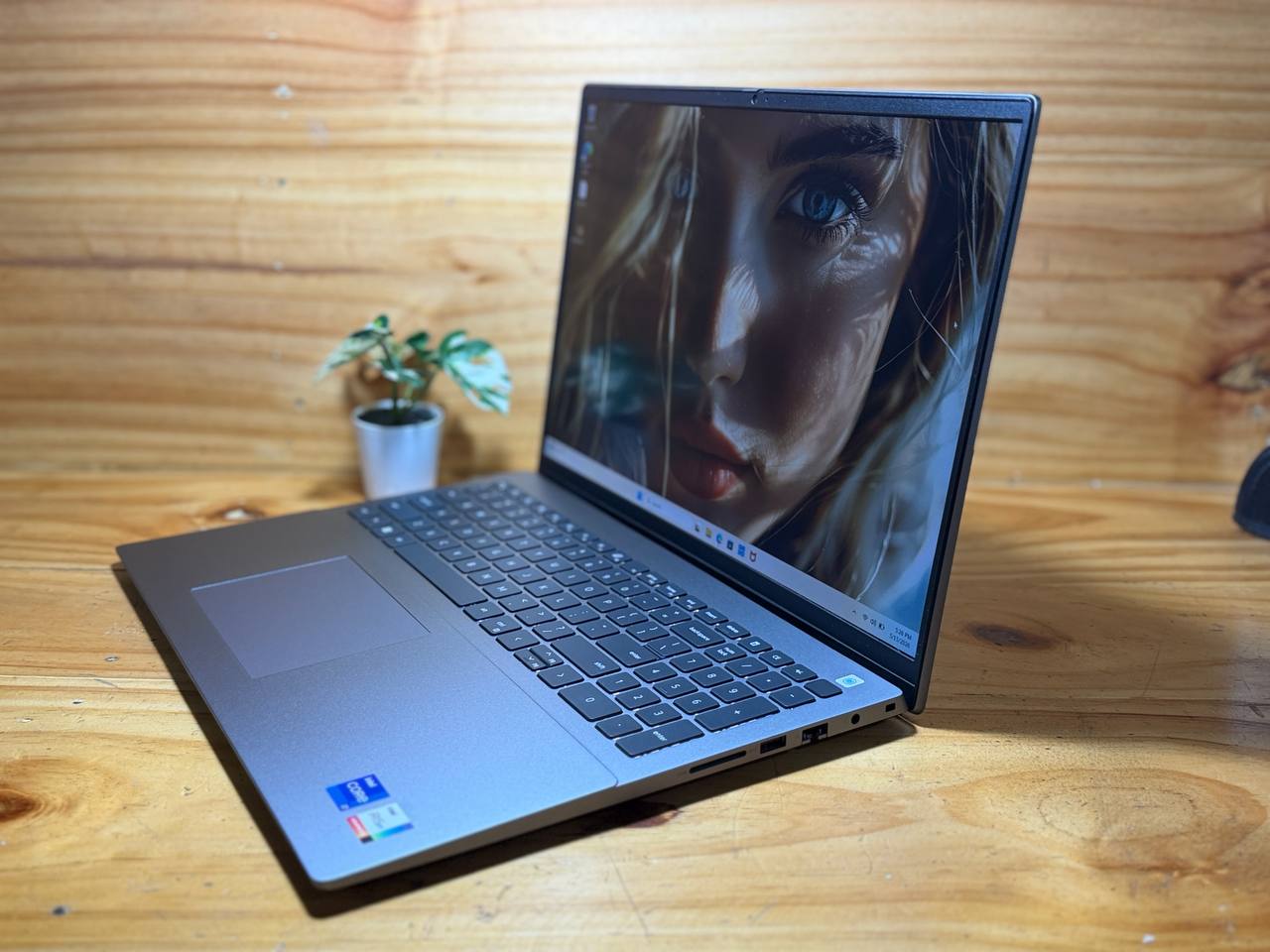 Dell Inspiron 5630 Laptop - 16.0-inch 16:10 FHD+ (1920x1200) Display, Intel Core i7-1360P, 16GB LPDDR5 RAM, 1TB SSD, Intel Iris Xe Graphics, Windows 11 Pro, Premium Support & Dell Migrate - Silver (USA) - Image 4